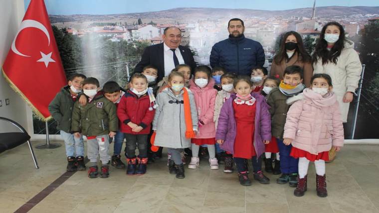 Döğer ilkokulu müdürü, okul öncesi öğretmen ve öğrencileri Başkan Demirel'i ziyaret etti.