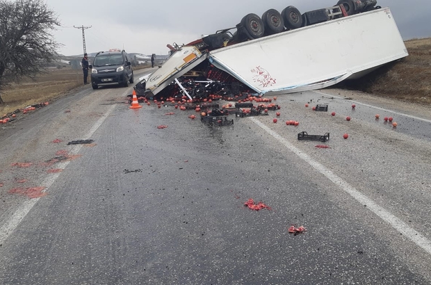 Afyonkarahisar’da nar yüklü tır devrildi, 1 yaralı